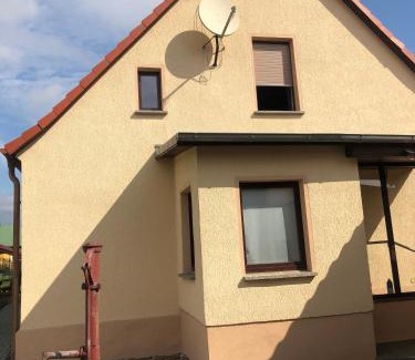 Uecker-Randow Apartamento | Ferienwohnung Wiesenblick Dachgeschoß Sonnenberg Grambow