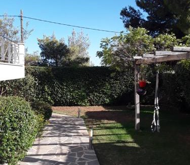 Dasamari Casa | Ferienwohnung zwischen City Athen Strand und Flughafen in den Bergen