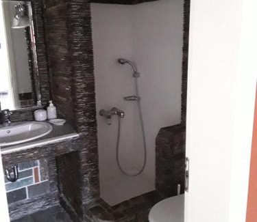 Dasamari Casa | Ferienwohnung zwischen City Athen Strand und Flughafen in den Bergen