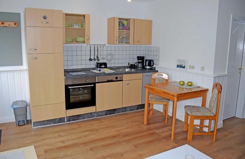 Altefaehr Apartamento | Ferienwohnungen am Wald mit Strand