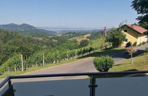 Glanz an der Weinstrasse Apartamento | Ferienwohnungen Kumpitsch am Poharnigberg