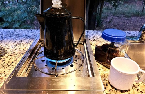 Mid America Apartamento | Fern Dell: A Woodland Glamp - Dog Friendly!