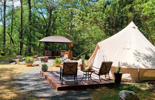 Mid America Apartamento | Fern Dell: A Woodland Glamp - Dog Friendly!