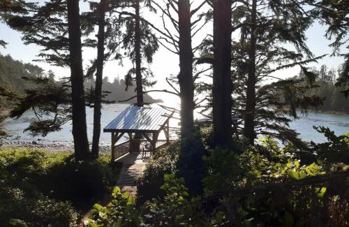 Ucluelet Casa | Fern Gully, Coastal Bohemian Loft at Beach