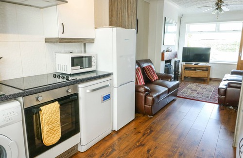 Dwyran Casa | FERN HILL COTTAGE, with open fire in Newborough