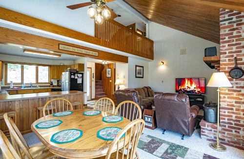 Old Timberline Casa | Fern Hollow - 557 Fern LanennFern Hollow - Hot Tub, Wood Fireplace, Dog Friendly