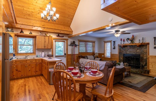 Piney Creek Casa | Fern Hollow - river access, privacy, pet friendly