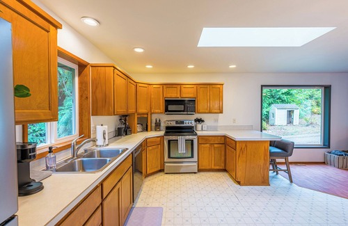 Adelma Beach Casa | Fern House Rustic Modern Hiking Base Sequim