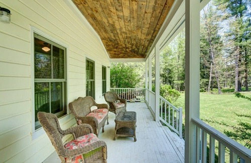 Narrowsburg Casa | Fern Leaf Farmhouse - Stylish in Narrowsburg
