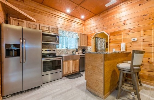 Helen Cabina | Prado de helechos | 1BR 1BA | Ducha de roca personalizada | Tina de hidromasaje | Tina caliente | Pozo de fuego