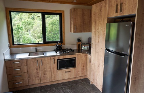 Tararua Forest Park Casa | Fern Valley Cabin - Native Bush Retreat in Otaki Gorge