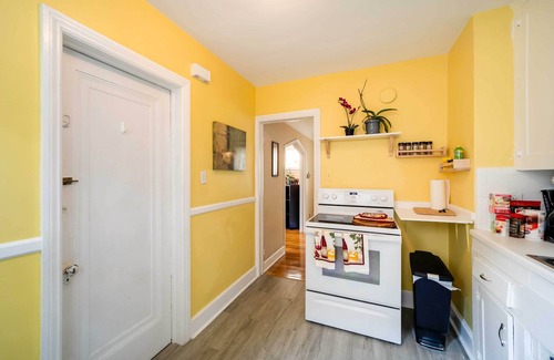 Ferndale Apartamento | Ferndale Apartment w/ Yard - Near the Detroit Zoo!