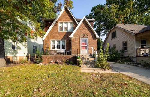 Ferndale Apartamento | Ferndale Apartment w/ Yard - Near the Detroit Zoo!