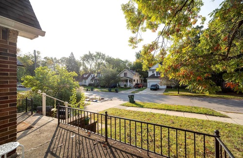 Ferndale Apartamento | Ferndale Apartment w/ Yard - Near the Detroit Zoo!