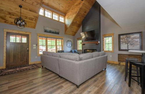 Oakland Casa | Ferndale: New, Lake Access w. Dock Slip, Hot Tub, Dogs OK