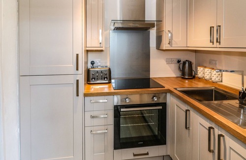 Llanbedrog Cabaña | FERNDALE, pet friendly, country holiday cottage in Llanbedrog