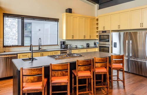 East Kootenay Chalet De Esquí | Fernie Mountain House 4 bdrm Ski-in/out with amazing mtn views, Stay 5 for Pay 4