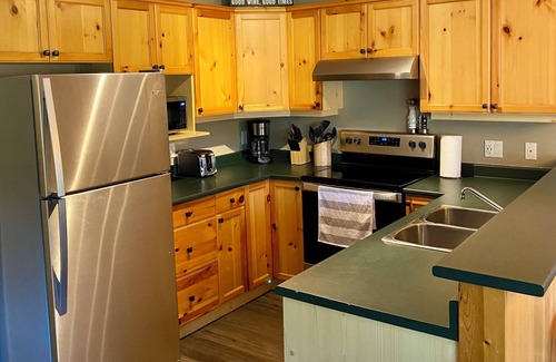 East Kootenay Condominio | Fernie Ski-In Condo, 2 bed, 2 bath, with private hot tub and BBQ.