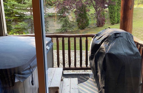 East Kootenay Condominio | Fernie Ski-In Condo, 2 bed, 2 bath, with private hot tub and BBQ.