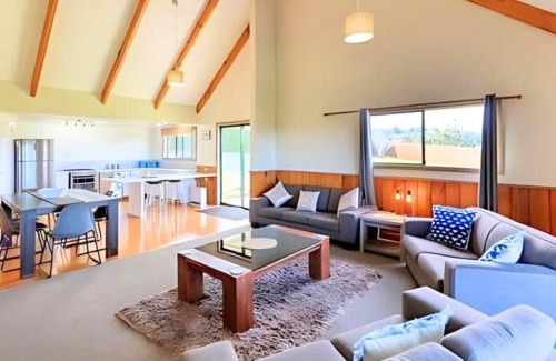 Burnt Pine Casa | Ferny Lane House