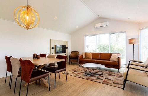 Cromvoirt Chalet De Esquí | ✓ Ferox XL at Résidence de Leuvert ✓ Holiday home for 2 persons ✓ Located near Den Bosch (Noord-Brabant) ✓ Near De IJzeren Man ✓ Book directly through the park