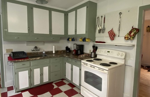 Egg Harbor Cabaña | Frente al mar, duerme 12 en 6 habitaciones, privado clásico Door County Cottage