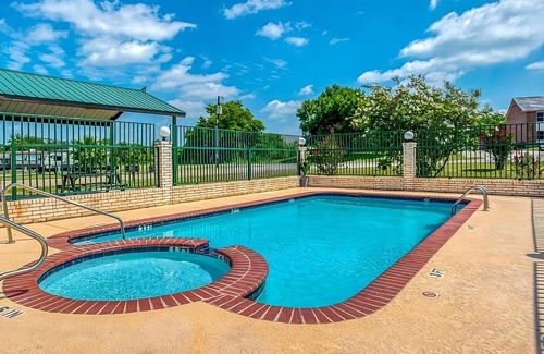 Sweet Home Casa | Few Miles from San Ducerro Winery! Onsite Pool, FREE Breakfast and Parking!