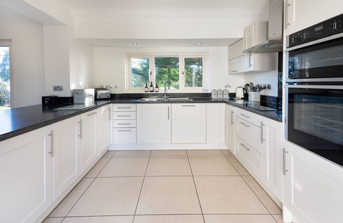 Abersoch Casa | Few mins walk from the beach! Large detached house, stunning sea views, hot tub!
