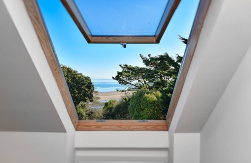 Abersoch Casa | Few mins walk from the beach! Large detached house, stunning sea views, hot tub!