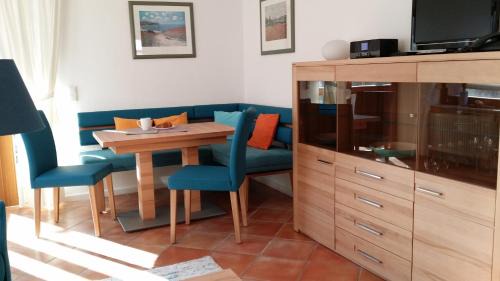 Neuensien Apartamento | Fewo 7 im Fischerhaus Wintergarten und Terrasse mit Strandkorb