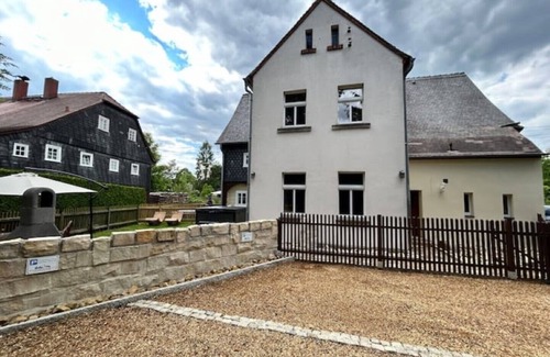 Grossschoenau Apartamento | Fewo Frushi mit Whirlpool, Infrarotsauna