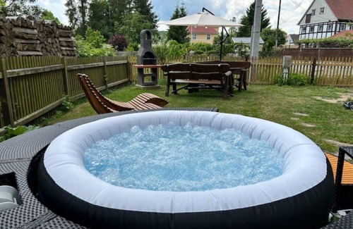 Grossschoenau Apartamento | Fewo Frushi mit Whirlpool, Infrarotsauna