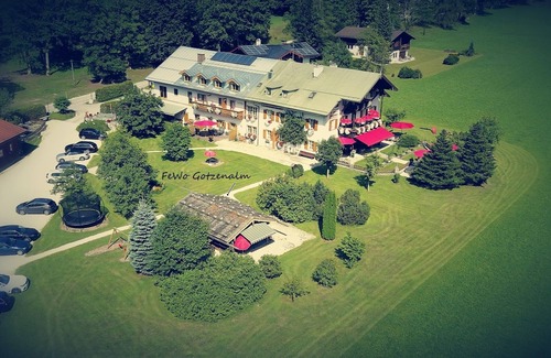 Konigssee Apartamento | FeWo Gotzenalm / Almkaser, 2-4 personas con sala de estar y dormitorio con estufa de leña