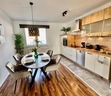 Zweckel Apartamento | FeWo Palmtrees 2 - Große und moderne 2 Zimmerwohnung mit französischem Balkon in Gladbeck-Mitte nähe Movie Park und Veltins Arena