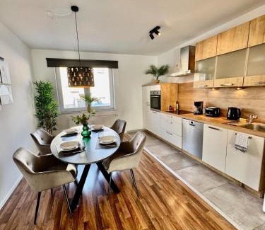 Zweckel Apartamento | FeWo Palmtrees 2 - Große und moderne 2 Zimmerwohnung mit französischem Balkon in Gladbeck-Mitte nähe Movie Park und Veltins Arena