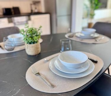 Zweckel Apartamento | FeWo-Palmtrees 4 - Große moderne 2 Zimmerwohnung mit Süd-West Balkon in Gladbeck-Mitte Nähe Movie Park und Arena AufSchalke