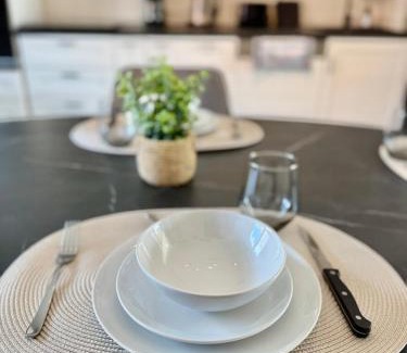 Zweckel Apartamento | FeWo-Palmtrees 4 - Große moderne 2 Zimmerwohnung mit Süd-West Balkon in Gladbeck-Mitte Nähe Movie Park und Arena AufSchalke