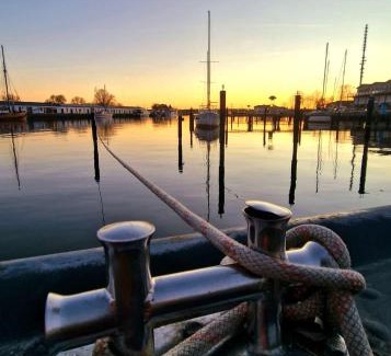 Karlshagen Apartamento | Fewo Sonnensegler Usedom direkt am Yachthafen mit Terrasse Parkplatz WLAN