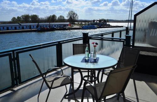 Karlshagen Apartamento | Fewo Sonnensegler Usedom direkt am Yachthafen mit Terrasse Parkplatz WLAN