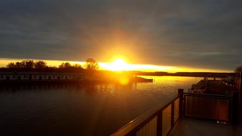 Karlshagen Apartamento | Fewo Sonnensegler Usedom direkt am Yachthafen mit Terrasse Parkplatz WLAN