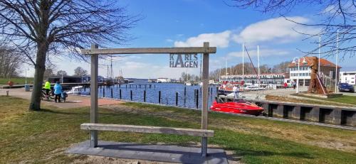 Karlshagen Apartamento | Fewo Sonnensegler Usedom direkt am Yachthafen mit Terrasse Parkplatz WLAN