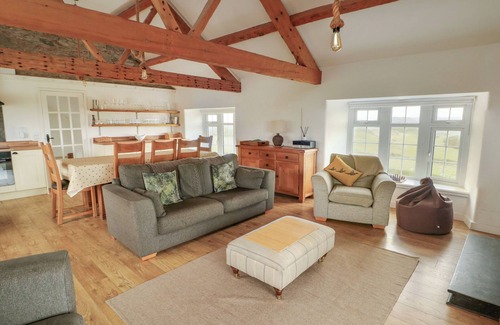 Holyhead Cabaña | FFERM PORTHDAFARCH SOUTH FARM HOUSE, pet friendly in Trearddur Bay