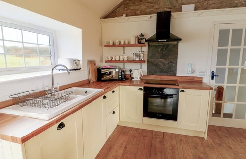 Holyhead Cabaña | FFERM PORTHDAFARCH SOUTH FARM HOUSE, pet friendly in Trearddur Bay