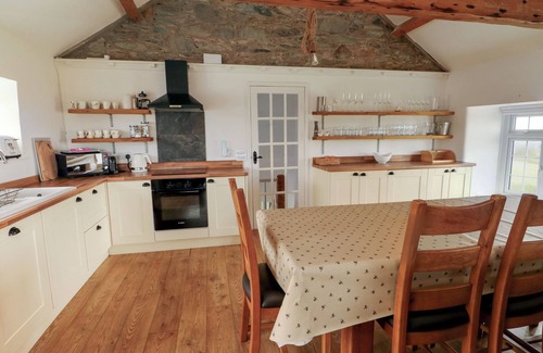 Holyhead Cabaña | FFERM PORTHDAFARCH SOUTH FARM HOUSE, pet friendly in Trearddur Bay
