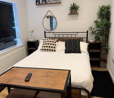 Livesey Hotel | FFN Property - Modern Ensuite Rooms with Kitchenette - Southwark, Great Location