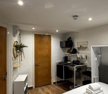 Livesey Hotel | FFN Property - Modern Ensuite Rooms with Kitchenette - Southwark, Great Location