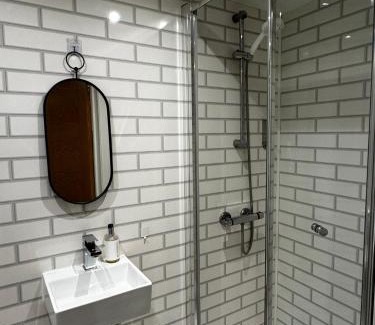 Livesey Hotel | FFN Property - Modern Ensuite Rooms with Kitchenette - Southwark, Great Location