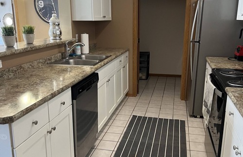 Fargo Apartamento | Fgo apt NEXT to hospital! Cute cozy underground parking