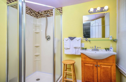 Maplecrest Cama Y Desayuno | Fiddler On The Roof Room Room with mountain views, a King-Size bed, en suite bathroom, and FREE breakfast. It sleeps 2.