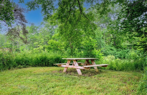 Maplecrest Cama Y Desayuno | Fiddler On The Roof Room Room with mountain views, a King-Size bed, en suite bathroom, and FREE breakfast. It sleeps 2.